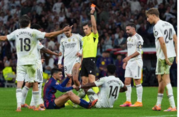 冲动的惩罚！一场2：1让西甲两大豪门付出惨重代价1人染红6张黄牌