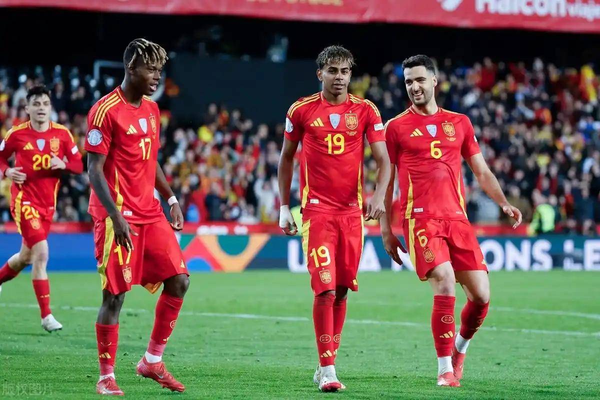 随着皇马2-1,塞维利亚4-0,三队进争冠,西甲最新积分榜如下